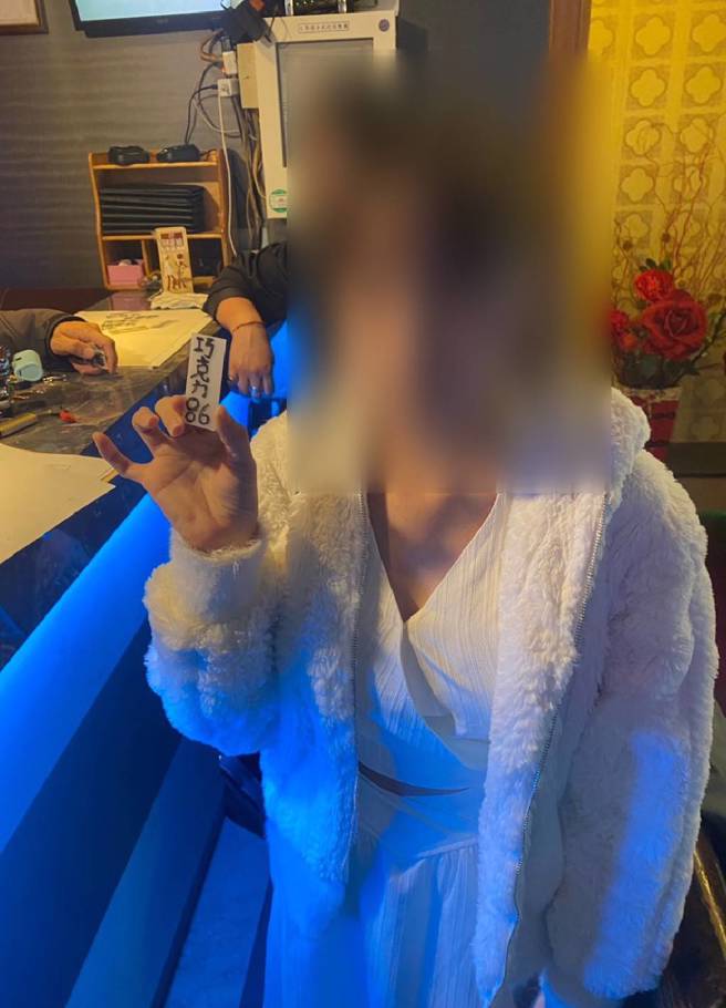 KTV妹裸身玩西八拉，给老司机摸乳还露私密处观赏。(戴志扬翻摄)