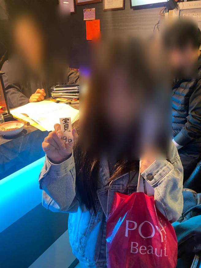 KTV妹裸身玩西八拉，给老司机摸乳还露私密处观赏。(戴志扬翻摄)