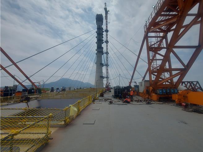 淡江大桥淡水端桥面板19日闭合。（张铠乙摄）