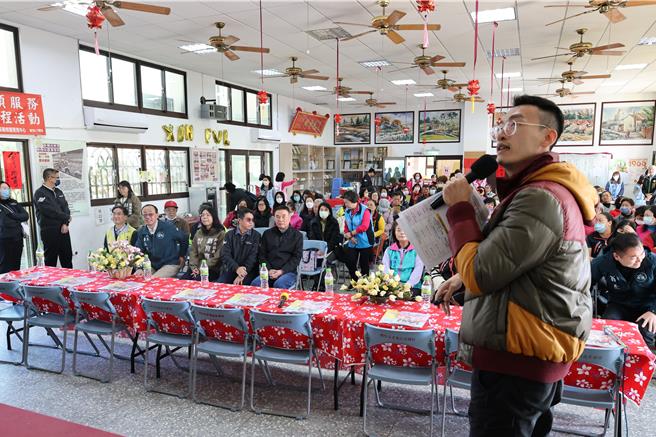 苗栗县政府社会处举办2025年第1次社区照顾关怀据点联繫会议，19日在苑里镇新復里活动中心登场。（谢明俊摄）