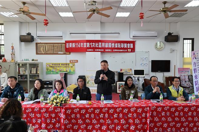 苗栗县政府社会处举办2025年第1次社区照顾关怀据点联繫会议，19日在苑里镇新復里活动中心登场，苗栗县长锺东锦与据点干部志工对话。。（谢明俊摄）