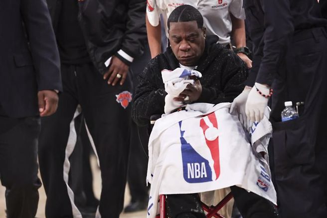 摩根在尼克賽事中途身體不適退場。（美聯社）