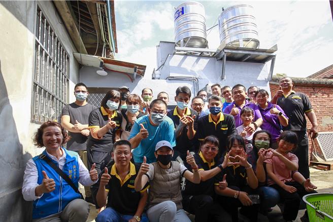 苑里修缮计画来自台湾各地的义工们，大家齐心携手进行屋顶修补、潮溼环境改善、必要设备安装与环境整理，让这户家庭获得安全、乾净的新居所。（吕丽甄摄）。