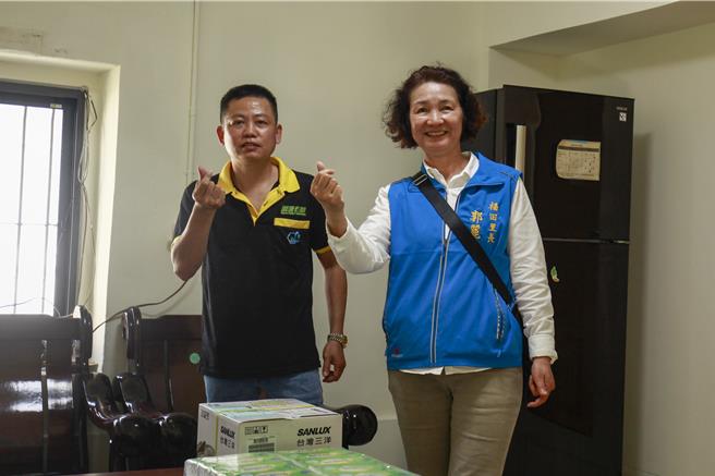 苑里镇修缮计画由社工通报给福田里长郭丽云(右) 经发现公益审核后启动援助机制。苑里场PM吴志扬(左)多次观察与评估后，确认个案符合援助条件。（吕丽甄摄）