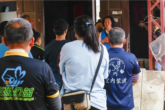 苑里镇修缮计画交屋当天，来自各地的义工们共同见证这温馨时刻。受助者感动地表示，将结余善款2万元中的1万4千元捐出，留6千元添购必要家具，以行动回馈社会，传递爱与善的循环。（吕丽甄摄）