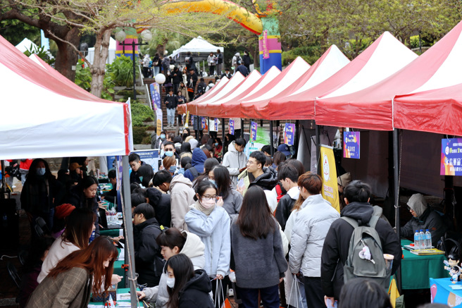 静宜大学同步进行履歷自传诊断及职场面试模拟竞赛等，供学生体验，以提前做好就业准备！(照片/静宜大学提供)