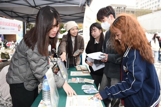 静宜「校园徵才博览会」让本地生、外籍生都能获得充分求职讯息、提早规划职涯，也协助企业链结未来人才。(照片/静宜大学提供)
