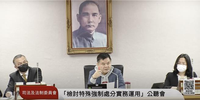 立法院在去年7月三读通过刑事诉讼法修正草案，增订「特殊强制处分」专章，引发侦查与人权的争议。立法院司法法制委员会19日举行「检讨特殊强制处分实务运用、司法审查及救济」公听会。（摘自国会频道）