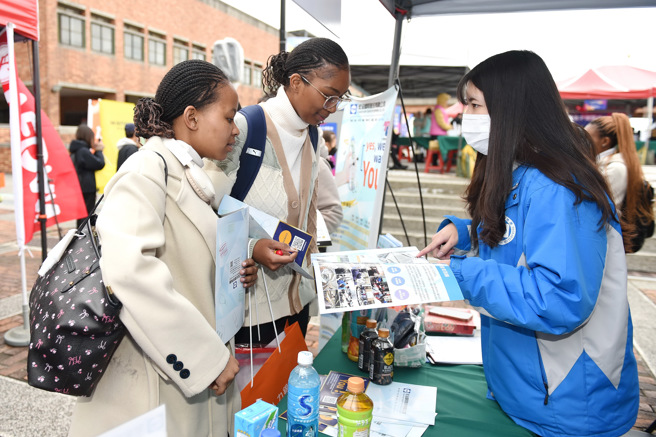 静宜学生纷纷准备履歷自传现场面试，毕业直接就业！(照片/静宜大学提供)