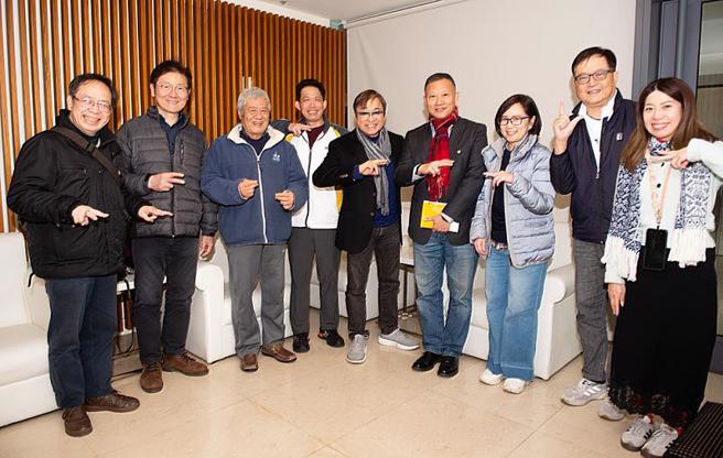 李涛(右五)与文大校友与老师合影。(照片/文化大学提供)