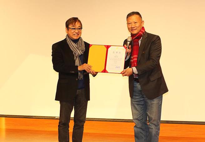 陶圣屏主任(右)致赠感谢状给李涛校友(左)。(照片/文化大学提供)