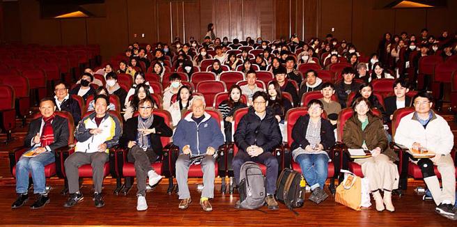 李涛与文大师生合影。(照片/文化大学提供)