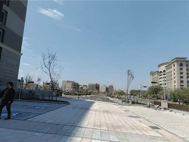 彰化地检署新大楼（左）与彰化地方法院（右）相隔约300公尺。（叶静美摄）