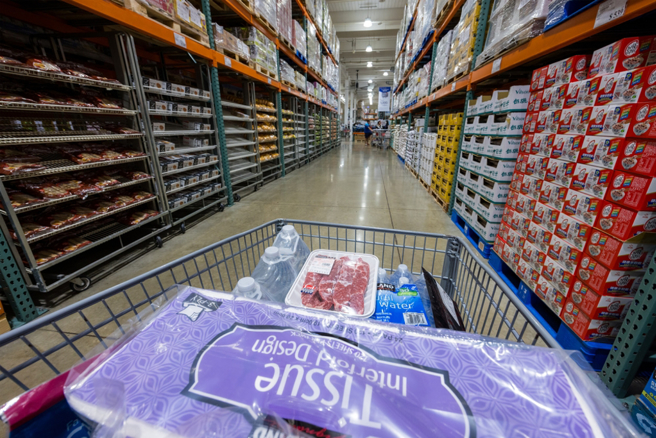 一名女網友透露，跟小很多歲的妹妹一起逛好市多，兩人購物車的內容讓她感受到年齡差異。（示意圖：shutterstock／達志）