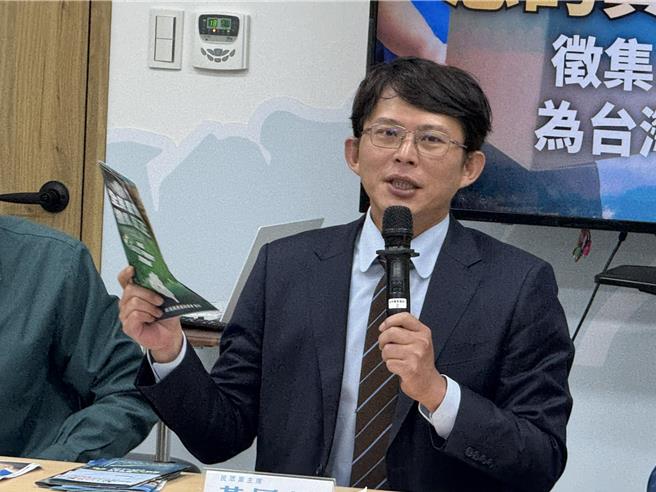 民眾党团总召黄国昌透露，看过公投主文后，确实反映人民心声，若公投有助于人民实质表达意见，民眾党会乐观其成。（李奇叡摄）