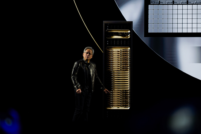 针对投资AI的疑虑，黄仁勋认为去年大家都搞错了，预期2028年AI资料中心的规模将达到1兆美元。（图／杨络悬）