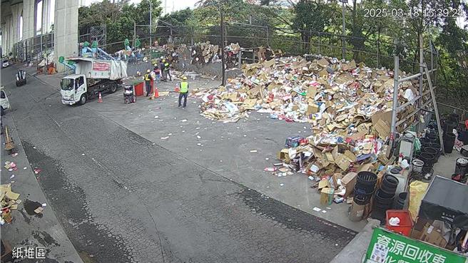 彰化市清洁队清空作业区，并出动6名清洁队员，帮忙妇人寻找丈夫留下来的「手尾钱」。（彰化市清洁队提供／叶静美彰化传真）