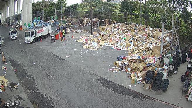 彰化市清洁队清空作业区，并出动6名清洁队员，帮忙妇人寻找丈夫留下来的「手尾钱」。（彰化市清洁队提供／叶静美彰化传真）