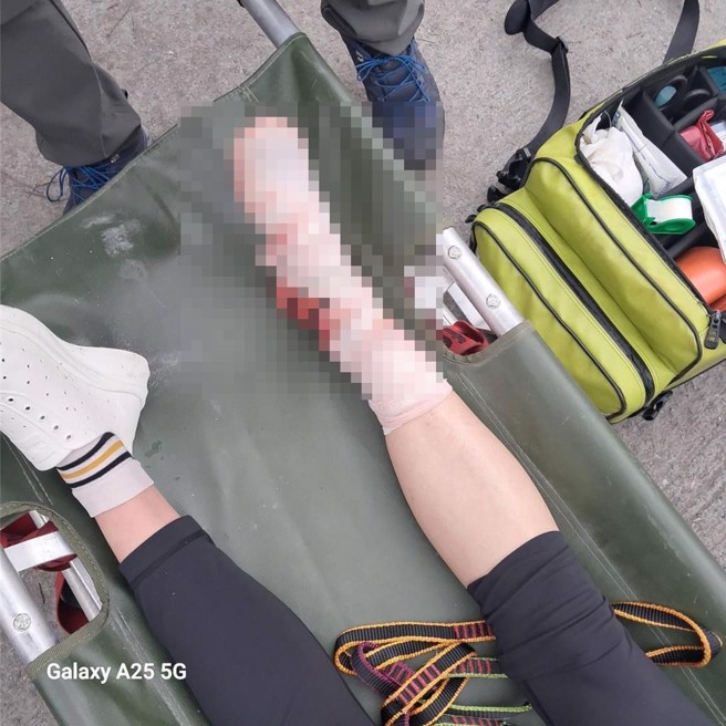 哈尤溪19日下午传出有7名游客疑遭落石反弹击中，造成59岁女子脚踝有4至5公分撕裂伤。（屏东消防局提供／谢佳潾屏东传真）