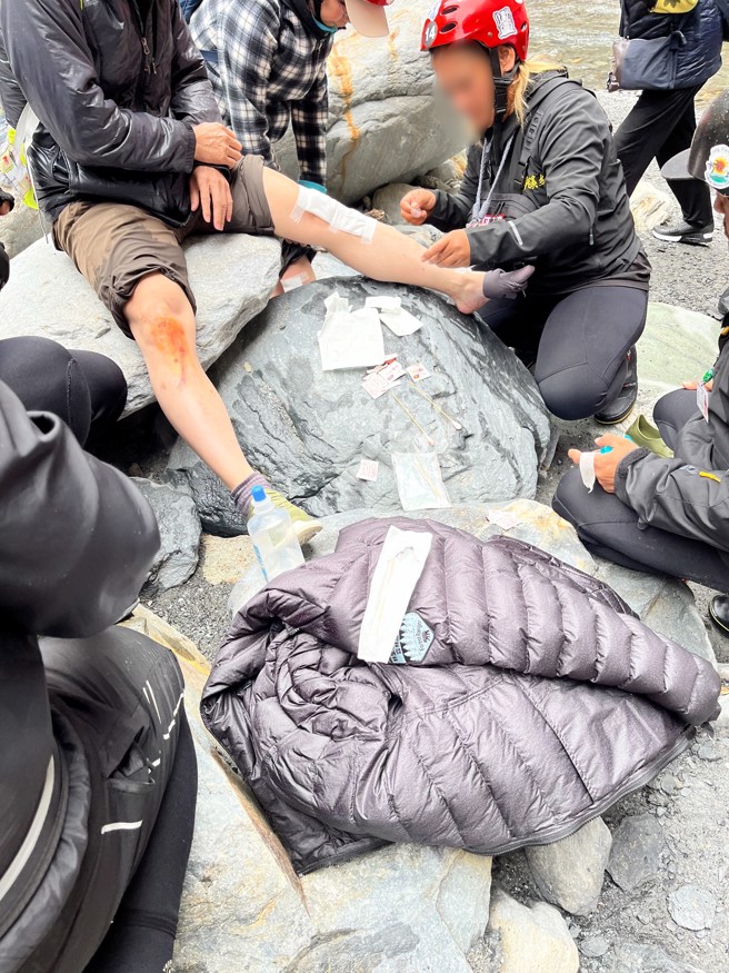 旅客遭落石砸伤。（大武社区发展协会提供）