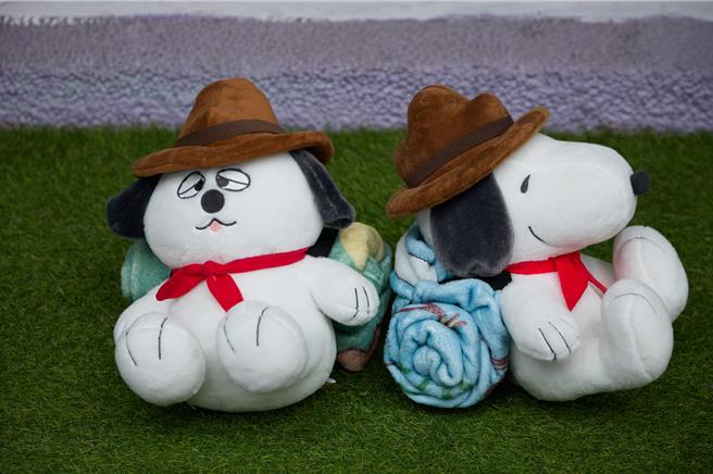 Global Mall環球Online 27日起扣800點可換「SNOOPY絨毛＋背毛毯」或「歐拉夫絨毛＋背毛毯」。（Global Mall提供／朱世凱台北傳真）