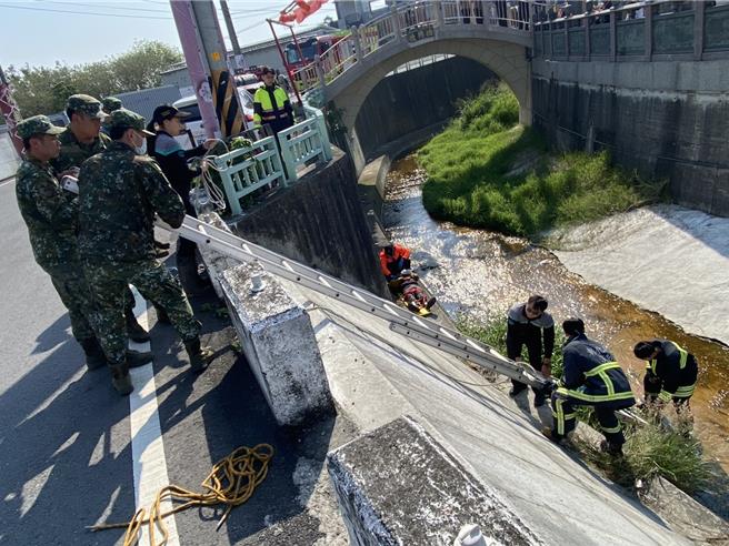 7旬老翁今（19）日下午2點多時跌落花壇鄉文德宮前高約5米大排中，警消展開救援，路過的4名阿兵哥也義不容辭加入救人行列。（消防局提供／葉靜美彰化傳真）