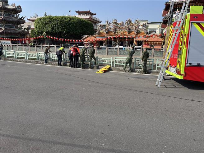 7旬老翁今（19）日下午2點多時跌落花壇鄉文德宮前高約5米大排中，警消展開救援，路過的4名阿兵哥也義不容辭加入救人行列。（警方提供／葉靜美彰化傳真）