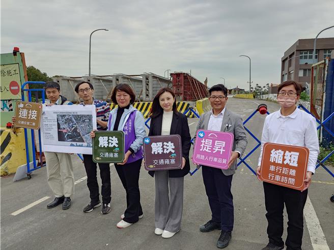 高雄市議員黃秋媖反應，梓官區通安橋完工後卻無法銜接新台17線發揮交通功能，呼籲市府完善蚵仔寮漁港聯外道路，紓解通港路假日長期壅塞問題。（任義宇攝）