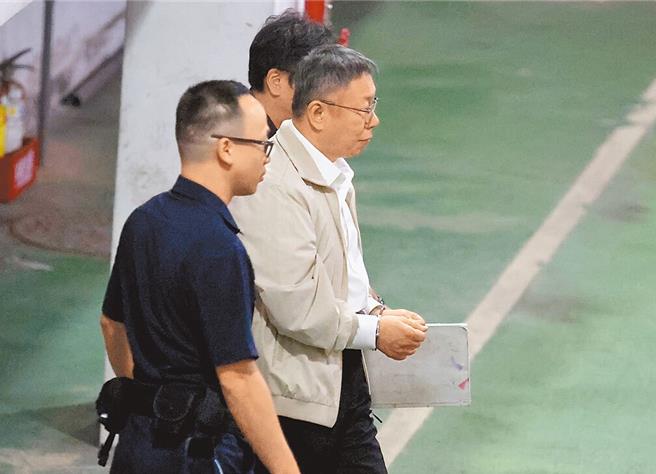 京华城案，台北地方法院裁定前台北市长、民眾党主席柯文哲（中）羁押禁见，柯戴手铐在法警戒护下走向囚车。（中时资料照片，姚志平摄）