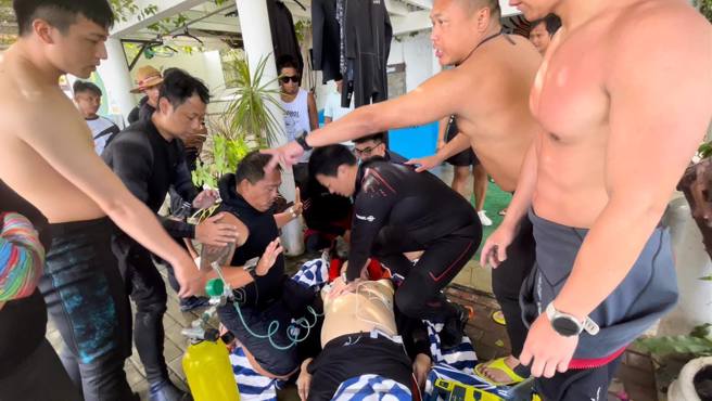来自台湾消防队员的潜水团，在菲国遇到韩籍旅客OHCA，立即出手协助急救，并成功救回一命。（翻摄画面）