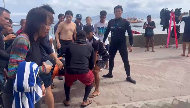 来自台湾消防队员的潜水团，在菲国遇到韩籍旅客OHCA，立即出手协助急救，并成功救回一命。（翻摄画面）