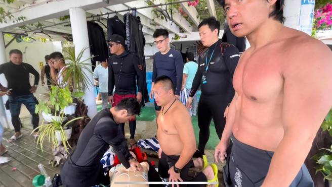 来自台湾消防队员的潜水团，在菲国遇到韩籍旅客OHCA，立即出手协助急救，并成功救回一命。（翻摄画面）