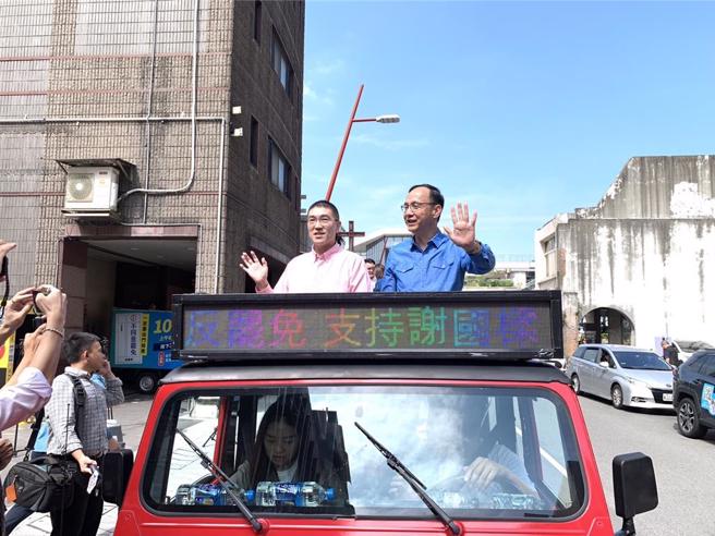 郭正亮提醒，宣传车喊告急是重要催票动作。图为基隆市长谢国梁与国民党主席朱立伦反罢免车扫。（资料照／徐佑升摄）