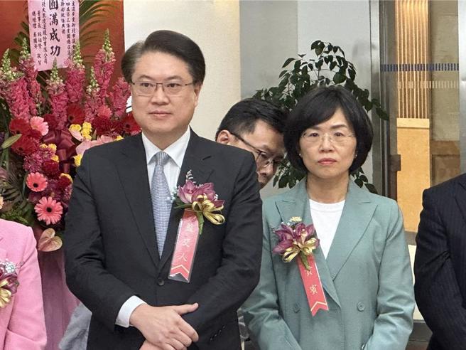 民进党秘书长林右昌(左)及民进党新北市党部主委苏巧慧(右)，4日出席新北市议会民进党团干部交接典礼。（资料照片/高钧麟摄）