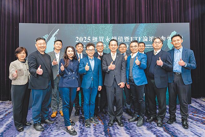 主、承及协办单位与与会贵宾合影留念，前排为柜买中心董事长简立忠（左五）、总经理陈丽卿（左一）、投信投顾公会理事长刘宗圣（右二）、黑石财经执行长温建勋（左二），暨与会贵宾立法院委员郑正钤（左四）、委员洪孟楷（右三）；后排依序（由左至右）为世纪钢财务长瞿生元、国泰投信董事长张锡、群益投信董事长赖政升、中信金控证券事业长张浴泽、凯基投信董事长丁绍曾。图／柜买中心提供