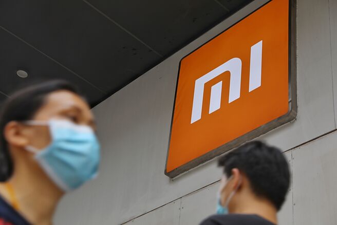 中国大陆手机品牌大厂小米集团公布最新财报，2024年第四季营收年增48.8％至人民币（下同）1,090亿元。图／新华社