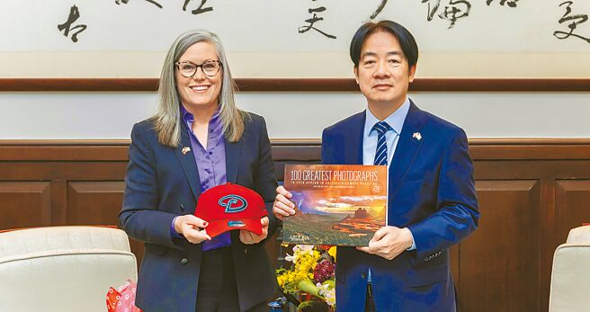 赖清德总统（右）18日在总统府内接见来访的美国亚利桑纳州州长郝恺悌（左)。（总统府提供）