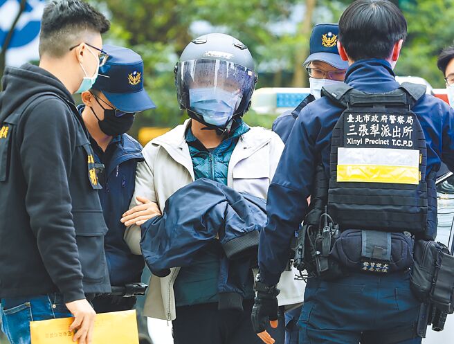 雲云科技董事長曾志新（中）因刺殺梁姓技術長，18日遭羈押禁見。（陳俊吉攝）