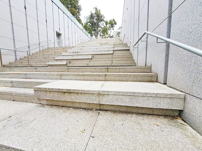 有民眾反映看完台北大巨蛋棒球赛事，走通廊前往国父纪念馆发现楼梯间菸蒂四散，但大巨蛋与国父纪念馆皆为全馆禁菸区，经查看通廊周边也没有禁菸标示，质疑通廊到底可否抽菸。（温予菱摄）