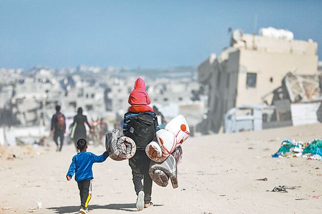 以色列18日对迦萨走廊发动大规模空袭，宣告以哈持续两个月的停火协议全面崩溃。（路透）