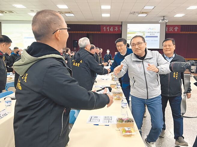 新北市長侯友宜（右二）18日至中和區主持行動治理座談會，與每位里長握手問候。（王揚傑攝）