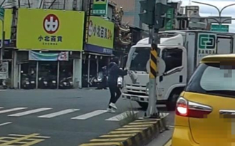 未禮讓行人撞飛過馬路女子 貨車司機挨罰扣照