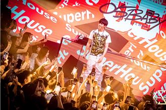 「夜店王子」圓夢同門玖壹壹　瘋狂阿姨衝上台貼身示愛