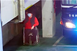 海納百川》年老病殘五花大綁 人權何在（司馬義）