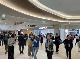 南港LaLaport開幕擠爆人潮 業者信心喊：平日可破3萬人