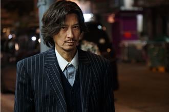 香港影帝「地鐵落魄照曝光」 跪求網友刪掉偷拍照