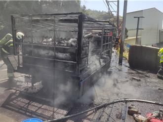 桃園龜山小貨車起火燃燒 全車付之一炬