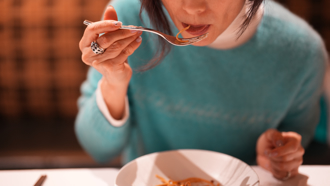 吃太快易胖！研究：比慢食者攝取多1.54倍