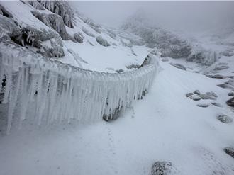 影》玉山主峰线碎石坡铁炼冻成冰柱 积雪厚度超过15公分
