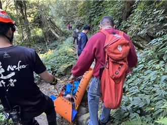 女登山突中風！ 尖石馬胎古道驚魂  消防員擔架背下山